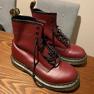 Women’s Dr. Martens- air cushion sole boots